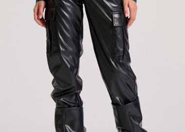 Γυναικείο cargo παντελόνι από οικολογικό δέρμα (PU) - FUNKY BUDDHA - 