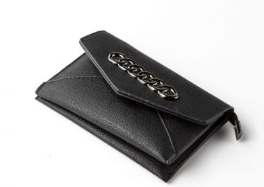 Γυναικείο πορτοφόλι μαύρο με μεταλλικό σχέδιο - SOU - 