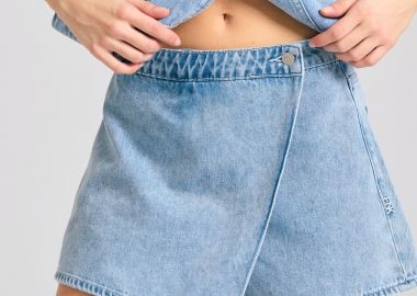 Γυναικείο τζιν σκορτ με πλαϊνό κούμπωμα - FUNKY BUDDHA - 