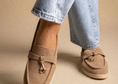 Ideal shoes Άνετα μοκασίνια με μεταλλική λεπτομέρεια - 9753 - Taupe Σουέτ - Ideal shoes - 