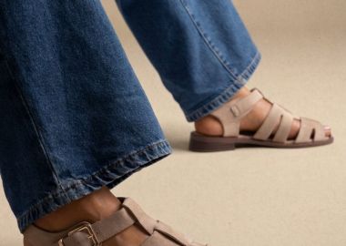 Ideal shoes Φλατ Fisherman σανδάλια - 3277 - Taupe Σουέτ - Ideal shoes - 