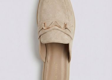 Ideal shoes Φλατ Mules με μεταλλική λεπτομέρεια - 9778 - Beige Suede - Ideal shoes - 