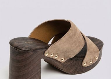 Ideal shoes Mules με λεπτομέρεια Τρουκ - 8246 - Taupe Σουέτ - Ideal shoes - 