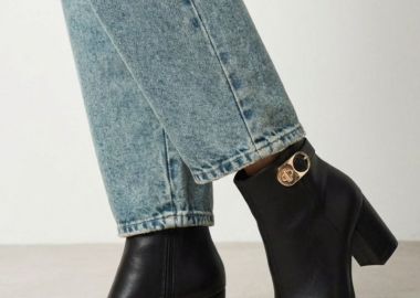 Ideal shoes Μυτερά μποτάκια αστραγάλου με μεταλλική λεπτομέρεια - 5850 - Μαύρο Ματ - Ideal shoes - 