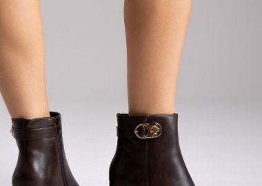 Ideal shoes Μυτερά μποτάκια αστραγάλου με μεταλλική λεπτομέρεια - 5850 - Σκούρο Καφέ Ματ - Ideal shoes - 