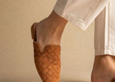 Ideal shoes Πλεκτά Μυτερά Φλατ Mules - 9790 - Tan Suede - Ideal shoes - 