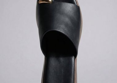 Ideal shoes Σανδάλια με ασύμμετρη φάσα - 3003 - Μαύρο Ματ - Ideal shoes - 