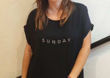 Ημιδιάφανη μπλούζα με τύπωμα Sunday σε μαύρο χρώμα -  - 