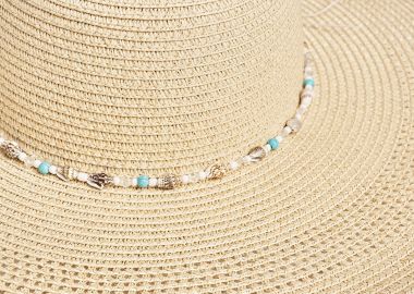 Καπέλο ψάθινο με χάντρες και κοχύλια -  - 