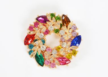 Καρφίτσα σε σχήμα στεφανιού με φύλλα και κρυστάλλους - MAT FASHION - 