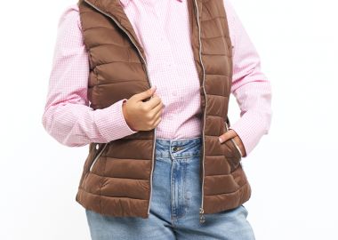 Κοντό αμάνικο μπουφάν με κουκούλα σε σοκολά χρώμα -  - 