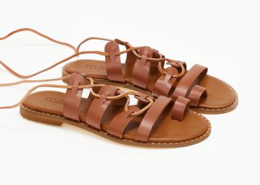 Lace up δερμάτινα σανδάλια με toe ring - Ταμπά - Issue - 