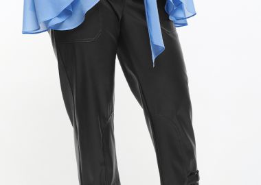 Leather like παντελόνι με κρίκο στο τελείωμα σε μαύρο χρώμα -  - 