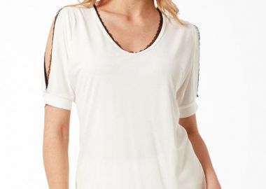 ΛΕΥΚΗ ΜΠΛΟΥΖΑ ΜΕ ΑΝΟΙΓΜΑ ΣΤΟΥΣ ΩΜΟΥΣ - Anna Raxevsky - 