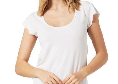 ΛΕΥΚΗ ΜΠΛΟΥΖΑ ΣΕ ΑΛΦΑ ΓΡΑΜΜΗ - Anna Raxevsky - 