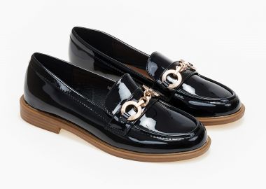 Loafers λουστρίνι με διακοσμητική αγκράφα - Μαύρο - Issue - 