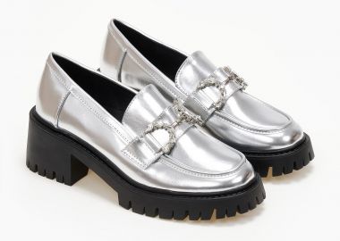 Loafers με διακοσμητική αγκράφα - Ασημί - Issue - 