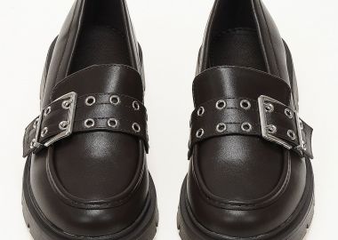 Loafers με τρακτερωτή σόλα και διακοσμητικό χοντρό λουράκι - Καφέ - Issue - 