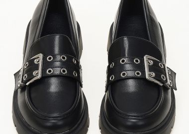 Loafers με τρακτερωτή σόλα και διακοσμητικό χοντρό λουράκι - Μαύρο - Issue - 