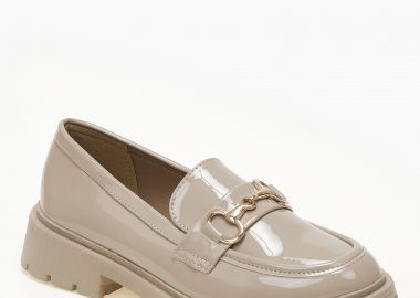 Loafers με τρακτερωτή σόλα και μεταλλική λεπτομέρεια - Μπεζ - Issue - 