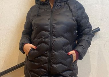 Μακρύ μπουφάν με κουκούλα σε μαύρο χρώμα -  - 