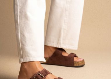 MARQUIIZ Flatform σανδάλια με έντονες αγκράφες - 1157 - Καφέ Σουέτ - MARQUIIZ - 