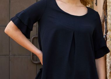 ΜΑΥΡΗ ΜΠΛΟΥΖΑ ΜΕ ΔΙΠΛΟ ΒΟΛΑΝ ΣΤΑ ΜΑΝΙΚΙΑ ΚΑΙ ΠΙΕΤΑ - Anna Raxevsky - 