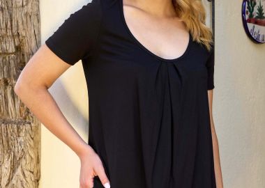 ΜΑΥΡΗ ΜΠΛΟΥΖΑ ΜΕ ΠΙΕΤΑ ΣΤΗΝ ΛΑΙΜΟΚΟΨΗ - Anna Raxevsky - 