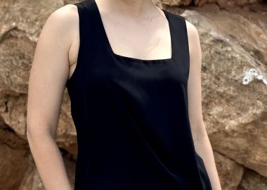 ΜΑΥΡΗ ΜΠΛΟΥΖΑ ΜΟΥΣΕΛΙΝΑ ΜΕ ΤΕΤΡΑΓΩΝΟ ΛΑΙΜΟ - Anna Raxevsky - 