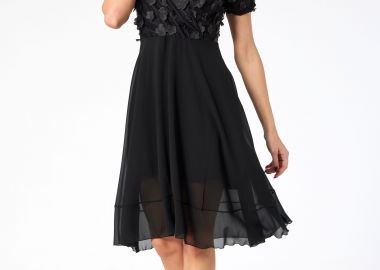 ΜΑΥΡΟ ΚΡΟΥΑΖΕ ΦΟΡΕΜΑ ΜΕ ΑΠΛΙΚΕ ΛΟΥΛΟΥΔΙΑ ΣΤΟ ΜΠΟΥΣΤΟ - Anna Raxevsky - 