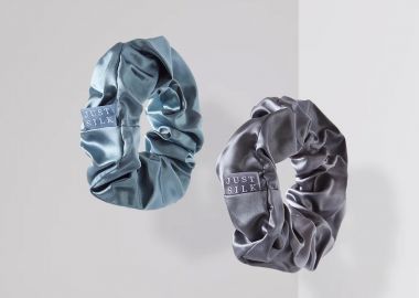 Mεγαλα μεταξωτά scrunchies σε γκρι και γαλάζιο - JUST SILK - 