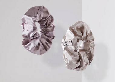 Mεγαλα μεταξωτά scrunchies σε λιλά και γκρι - JUST SILK - 