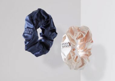 Mεγαλα μεταξωτά scrunchies σε μπλε και μπεζ - JUST SILK - 