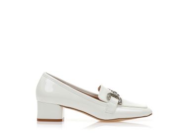 Μοκασίνια λευκά λουστρίνι με ασημί αγκράφα και τετράγωνο τελείωμα ΛΕΥΚΟ - Tsoukalas - 
