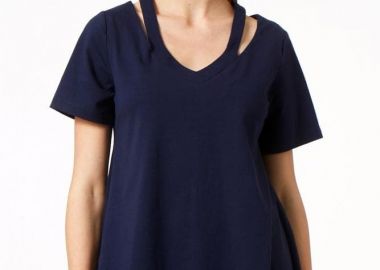 ΜΠΛΕ ΚΟΝΤΟΜΑΝΙΚΗ ΜΠΛΟΥΖΑ ΜΕ ΑΝΟΙΓΜΑΤΑ ΣΤΗΝ ΛΑΙΜΟΚΟΨΗ - Anna Raxevsky - 