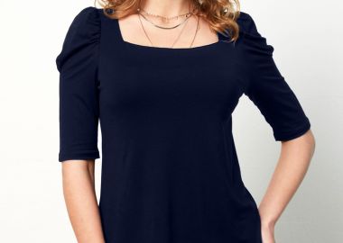 ΜΠΛΕ ΜΠΛΟΥΖΑ ΜΕ ΣΟΥΡΑ ΣΤΟ ΜΑΝΙΚΙ - Anna Raxevsky - 