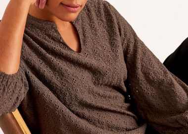 Μπλούζα διατρητή με λάστιχο στα μανίκια σε καφέ χρώμα -  - 