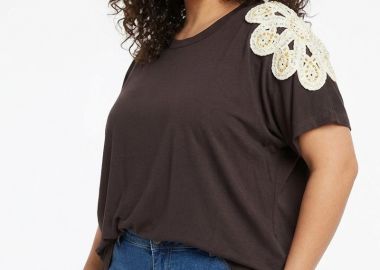 Μπλούζα με κεντητό λουλούδι στον ώμο καφέ χρώμα plus size -  - 