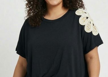 Μπλούζα με κεντητό λουλούδι στον ώμο μαύρο χρώμα plus size -  - 
