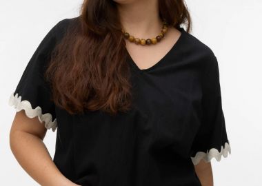 Μπλούζα με λαιμόκοψη V και κυματιστό κέντημα VERO MODA -  - 