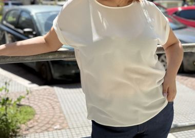 Μπλούζα με ρεβέρ στο μανίκι σε εκρού χρώμα -  - 