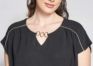 Μπλούζα με V Λαιμόκοψη και Μεταλλική Λεπτομέρεια -  - 