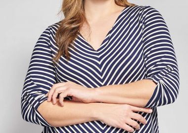 Μπλούζα με V λαιμόκοψη και ρίγες -  - 