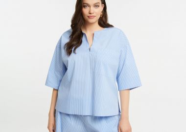 Μπλούζα ποπλίνα ριγέ με τσέπη στο στήθος & μοντέρνο ντεκολτέ - MAT FASHION - 