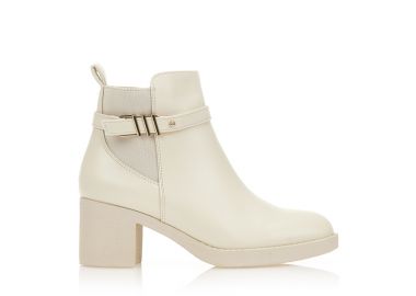 Μποτάκια μπεζ δερματίνη με διακοσμητική αγκράφα και χοντρό τακούνι ΜΠΕΖ - Tsoukalas - 