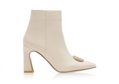 Μποτάκια μπεζ σατέν με διακοσμητική αγκράφα από στρας μυτερά ΜΠΕΖ - Tsoukalas - 