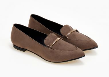 Μυτερά καστόρινα loafers με μεταλλική λεπτομέρεια - Πούρο - Issue - 