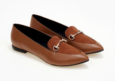 Μυτερά loafers με συνδυασμό υλικών και μέταλλο - Ταμπά - Issue - 