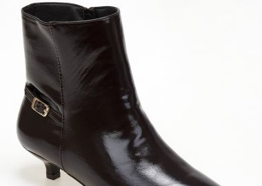 Μυτερά μποτάκια με χαμηλό τακούνι και διακοσμητικό λουράκι - Καφέ - Issue - 