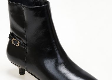 Μυτερά μποτάκια με χαμηλό τακούνι και διακοσμητικό λουράκι - Μαύρο - Issue - 